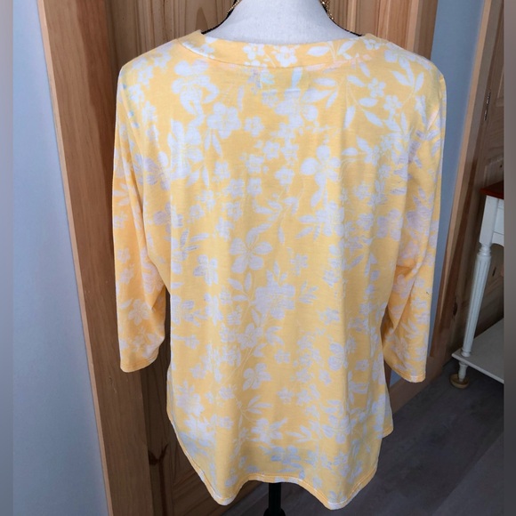 Susan Graver Yellow White Floral Top Size Large - Picture 4 of 5
